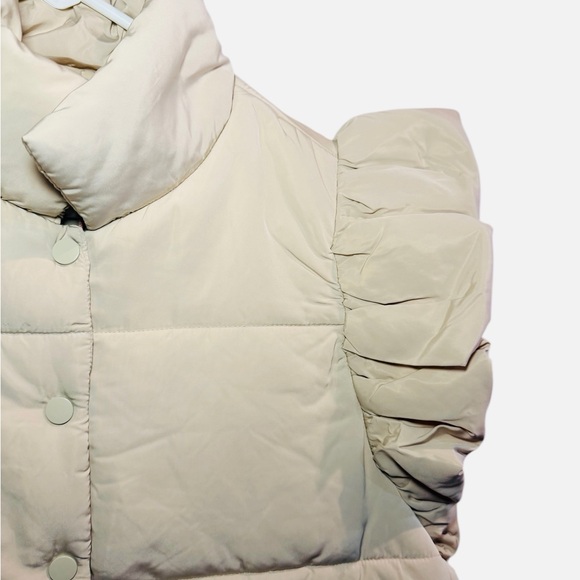 ENTRO Cream Ruffled Puffer Vest 🤍🩷🤍 - Picture 3 of 5